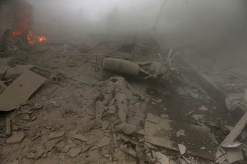 Тело человека, погибшего при авиаударе по рынку в Думе, Сирия