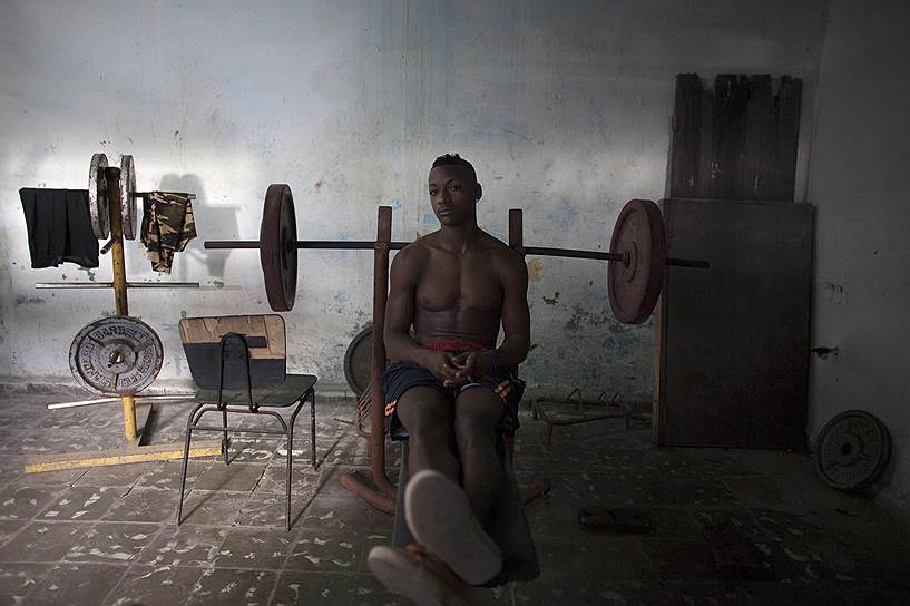 Спортсмен во время тренировки в академии бокса в Гаване, Куба