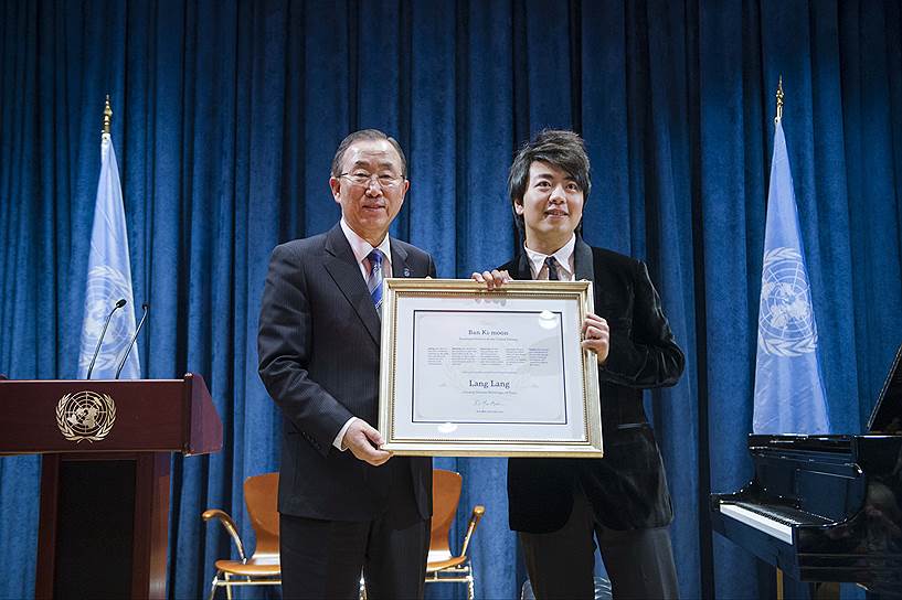 В 2013 году звания посла мира ООН удостоился китайский пианист Ланг Ланг (справа). В сферу его деятельности входят вопросы глобального образования