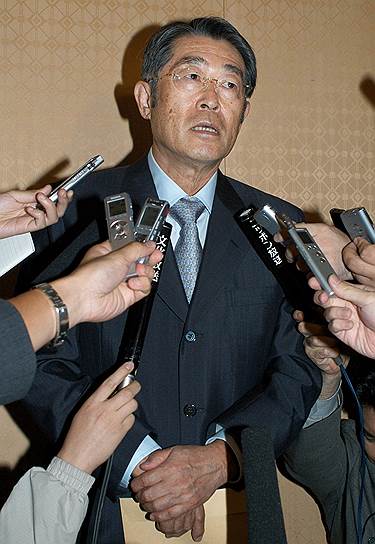 В марте 2005 года в Токио за биржевые махинации задержан экс-глава корпораций Kokudo и Seibu Railway Йосияки Цуцуми. В 1987–1990 годах был первым в рейтинге Forbes ($21 млрд), к 2005-му опустился на 149-е место ($3,7 млрд). Получил полтора года с отсрочкой наказания