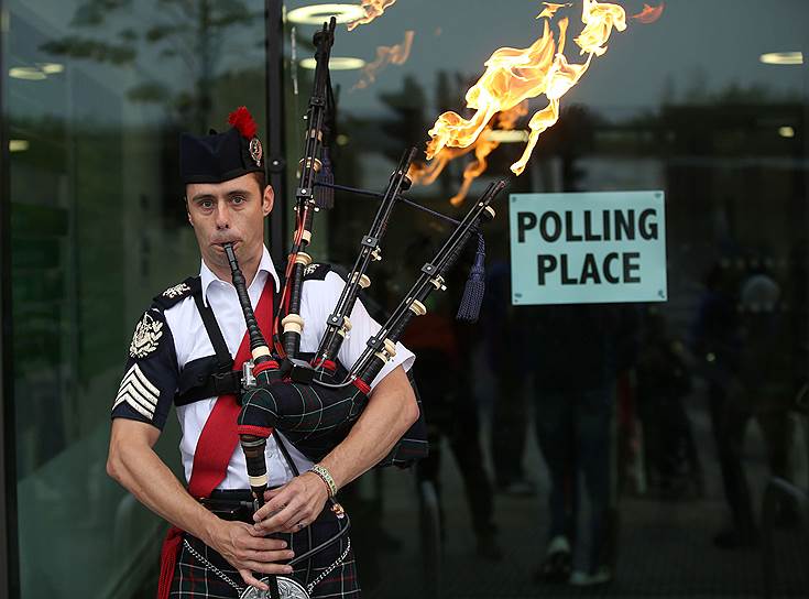 В связи с эти жители Шотландии разделились на два лагеря, две кампании: «Yes Scotland» — «Да — Шотландия» и «Better together» — «Вместе лучше»
