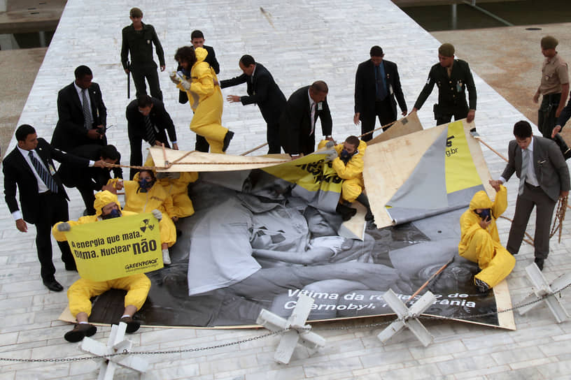 25 апреля 2011 года, накануне 25-й годовщины аварии на чернобыльской АЭС бразильские активисты инсценировали атомное чрезвычайное происшествие в центре Рио-де-Жанейро, выступая против строительства третьего реактора АЭС «Ангра». Экологи, переодевшись в оранжевые костюмы химической защиты, зажгли дымовые шашки рядом со штаб-квартирой Национального банка экономического и социального развития Бразилии