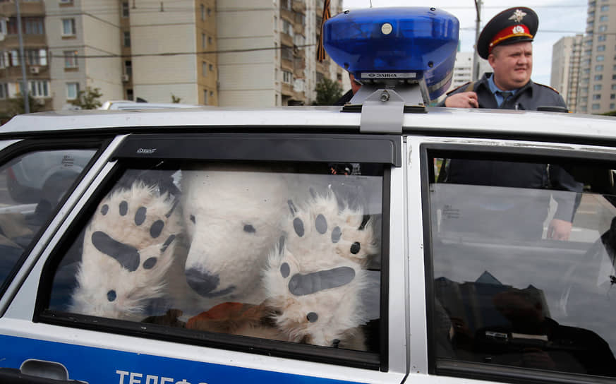 5 сентября 2012 года 20 активистов Greenpeace из пяти стран, одетые в костюмы белых медведей, заблокировали въезд в московский офис «Газпрома». Таким образом экологи выступили против нефтедобычи в Арктике дочерней компанией «Газпрома» — «Газпром нефть шельф» на платформе «Приразломная» в Печорском море. Участники акции были задержаны полицией