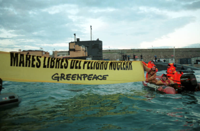16 января 2001 года экологи из Greenpeace на надувных лодках попытались прорваться к стоящей на ремонте в порту Гибралтара британской атомной подводной лодке HMS Tireless и развернули на ее фоне растяжку «За безъядерные моря». В общей сложности 10 человек были приговорены к штрафу в &amp;#163;350 каждый. Изъятые полицией плавсредства суд постановил вернуть.