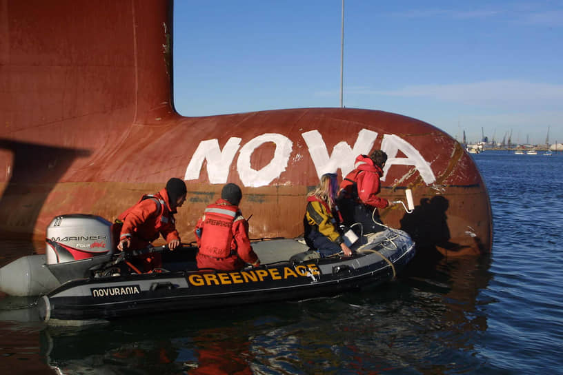 27 января 2003 года Greenpeace в знак протеста против войны в Ираке заблокировало судном Rainbow Warrior военно-морскую базу Марчвуд в Великобритании. Спустя несколько дней 14 активистов проникли на базу, приковали себя цепями к танкам и разместили на них надписи «Нет войне». В марте 2004 года суд вынес участникам акции приговор, максимальным наказанием стал штраф в &amp;#163;100
