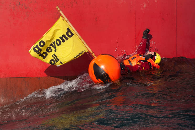 21 сентября 2010 года активисты Greenpeace высадились на буровое судно компании Chevron у Шетландских островов, чтобы предотвратить добычу нефти в регионе. Экологи закрепили надувной спасательный плот и смогли четыре дня блокировать выход судна в открытое море. После того, как адвокаты добились судебного запрета акции, судно вышло в море к месту бурения