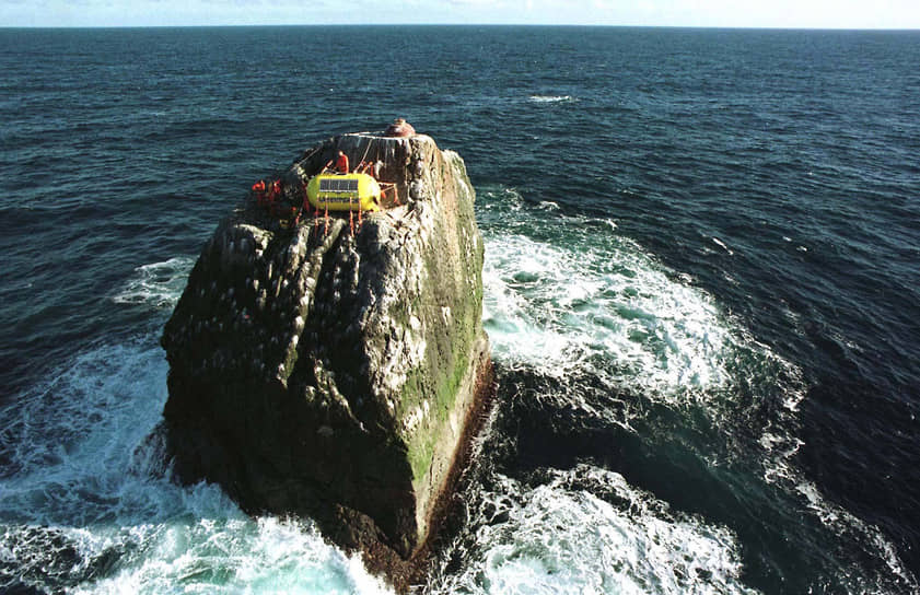 10 июня 1997 года трое активистов на 42 дня захватили необитаемую скалу Роколл в Атлантическом океане. На нее претендуют Великобритания, Дания, Исландия и Ирландия. Право на скалу позволило бы стране разрабатывать нефтяные месторождения и ловить рыбу в этой акватории. В знак протеста экологи продержались на скале больше месяца. Они жили в желтой пластиковой капсуле, которую закрепили на многотонных стропах