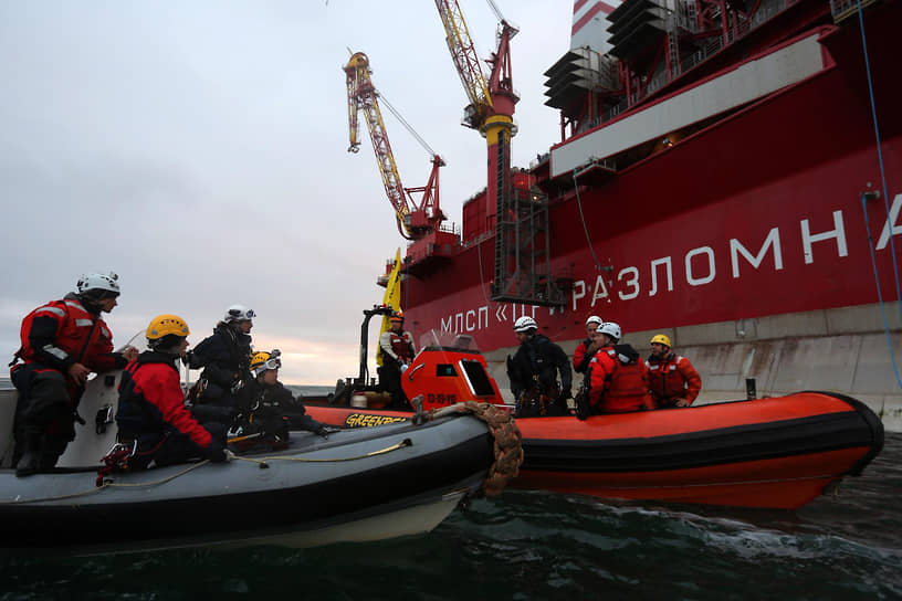 18 сентября 2013 года активисты Greenpeace попытались высадиться на нефтяную платформу «Приразломная» в Печорском море, чтобы провести акцию протеста против бурения в Арктике. В результате арендованное ими голландское судно Arctic Sunrise было отбуксировано пограничниками в Мурманск, а 30 членам экипажа предъявили обвинения в пиратстве. Позже обвинение было переквалифицировано на хулиганство, а в декабре 2013 года экипаж амнистировали