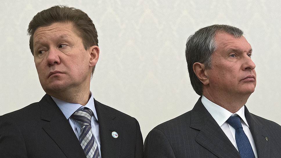 Председатель правления компании &quot;Газпром&quot; Алексей Миллер (слева) и  президент, председатель правления ОАО &quot;НК &quot;Роснефть&quot; Игорь Сечин