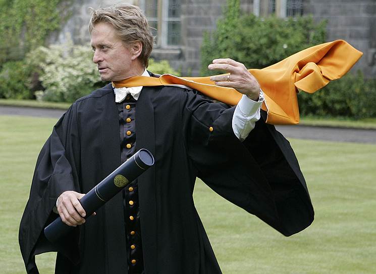 В 2006 году шотландский университет Сент-Эндрюс присвоил Майклу Дугласу докторскую степень в области права, «признав его выдающийся вклад в кинематограф»