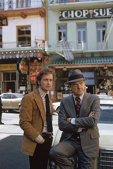 Первым фильмом Майкла Дугласа был «Привет герою» (1969), а известность ему принес криминальный сериал «Улицы Сан-Франциско». Невозмутимый юноша-полицейский, отстреливавшийся от бандитов, превратился в народного любимца. Майкл (слева) привык еженедельно видеть себя на телеэкране, учить текст, не пугаться включенной камеры, а также тратить собственные деньги