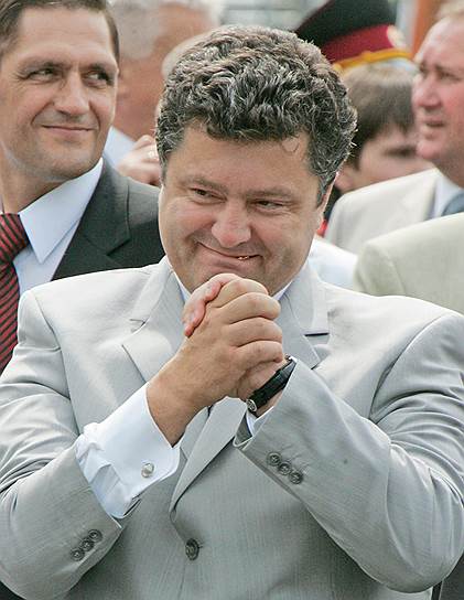 В конце 1990-х Петр Порошенко стал  все активнее заниматься политикой, избрался в Раду Петр от Социал-демократической партии. Причем он не скрывает, что за получение мандата ему пришлось заплатить. В 1999 году, по его словам, тогдашний президент Леонид Кучма предложил ему занять должность губернатора Винницкой области, но Порошенко отказался, так как полномочий губернатора ему не хватало для реализации политических целей. В то время Порошенко уже познакомился с тогдашним премьером Виктором Ющенко