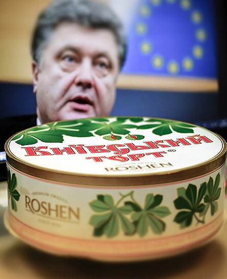 В 1999 году Порошенко купил свой главный актив — контрольный пакет акций крупнейшей на Украине Киевской кондитерской фабрики им. Карла Маркса, а вместе с ней и права на такие бренды, как «Киевский торт» и другие. С этого момента Порошенко становится крупнейшим производителем кондитерских изделий на Украине, принадлежащие ему фабрики преобразуются в единый холдинг Roshen. При этом сам Порошенко сладкого не ест — у него сахарный диабет