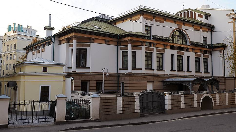 Этот симпатичный особняк в центре Москвы (Большой Афанасьевский пер., 18/1) не обошелся без участия фондов недвижимости. Средства «Первого семейного фонда» в него инвестировала компания «Наше будущее», участвовавшая в реконструкции еще нескольких столичных особняков