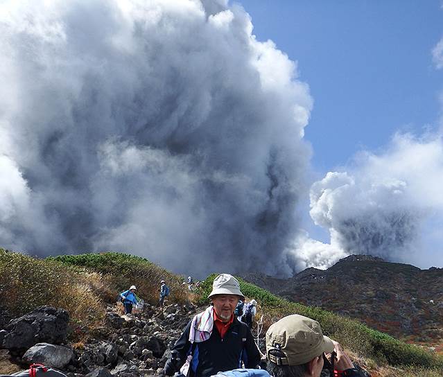 Внезапно начавшееся извержение Онтакэ застало врасплох несколько сотен альпинистов и туристов на склонах вулкана. Большая часть из них смогла оперативно спуститься вниз, однако, по оценкам спасателей, близ Онтакэ еще могут оставаться порядка 40 человек