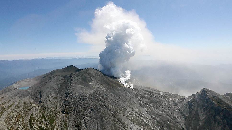 Согласно официальным данным, жертвой извержения вулкана Онтакэ пока стал один человек