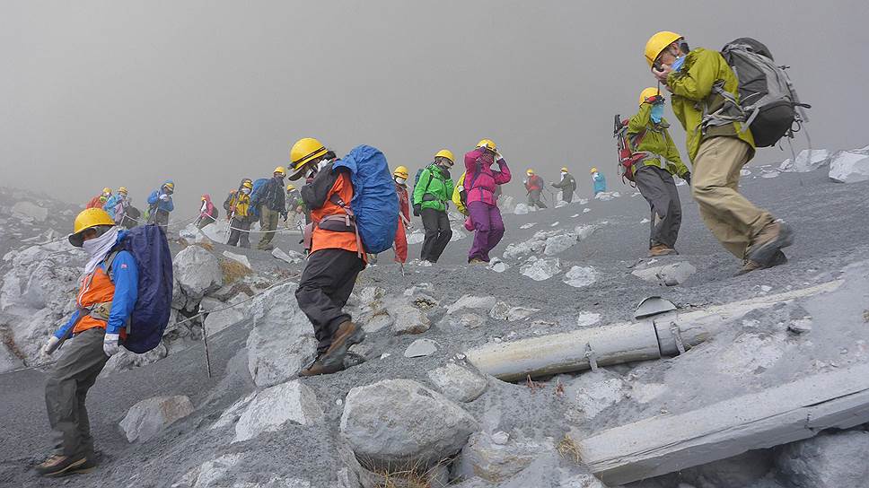 Вулкан Онтакэ продолжает выбрасывать пепел, столб которого достигает высоты 10 км