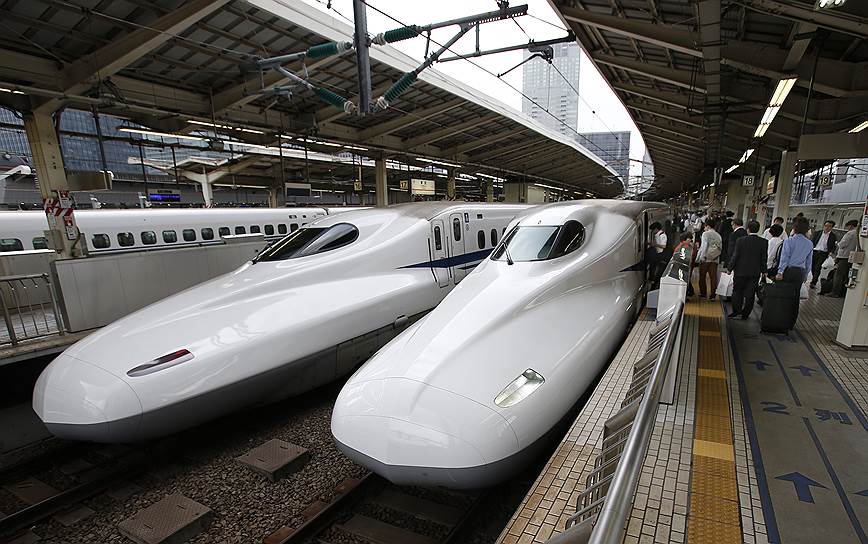 Японские скоростные поезда серии Shinkansen способны развивать скорость до 443 км/ч на обычных железнодорожных путях, а на магнитном подвесе — 581 км/ч, что является абсолютным мировым рекордом для поездов (установлен в 2003 году). Первый скоростной поезд в Японии был пущен в эксплуатацию еще в 1964 году