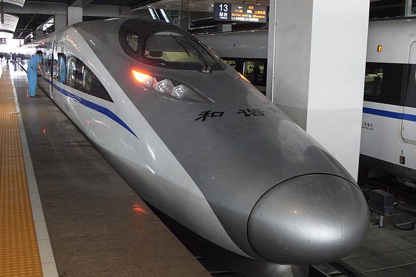 Китайские скоростные поезда типа CRH380A могут развивать рабочую скорость до 380 км/ч. Рекорд скорости для этого типа поездов составляет 486,1 км/ч, он был зафиксирован в 2010 году