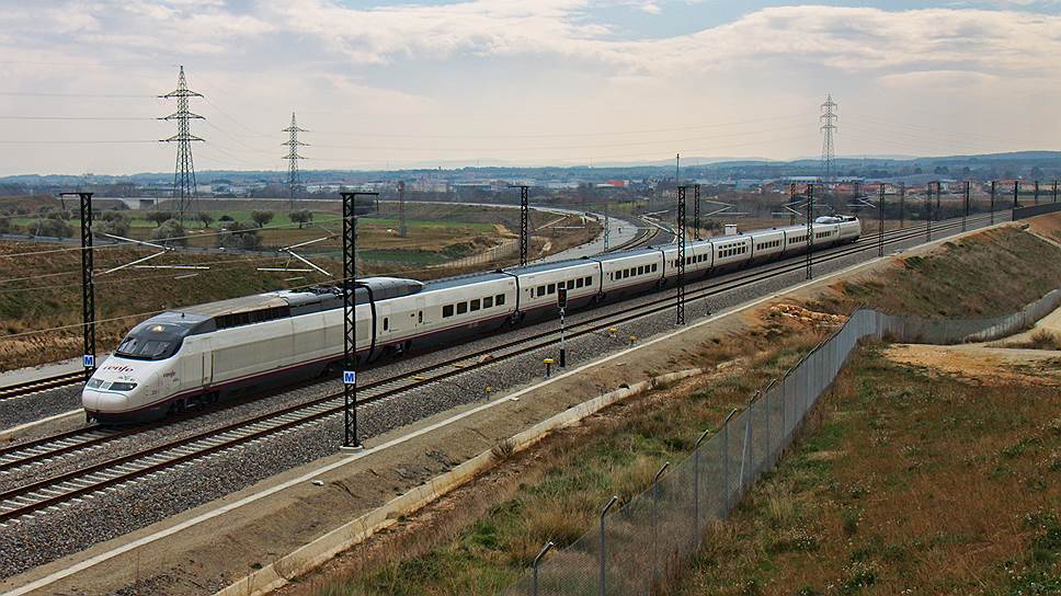Испанские скоростные поезда класса AVE передвигаются со скоростью около 350 км/ч. Они были пущены в эксплуатацию в 1992 году. Скоростной рекорд, установленный в 2004 году поездом Т350 класса AVE, составляет 365 км/ч