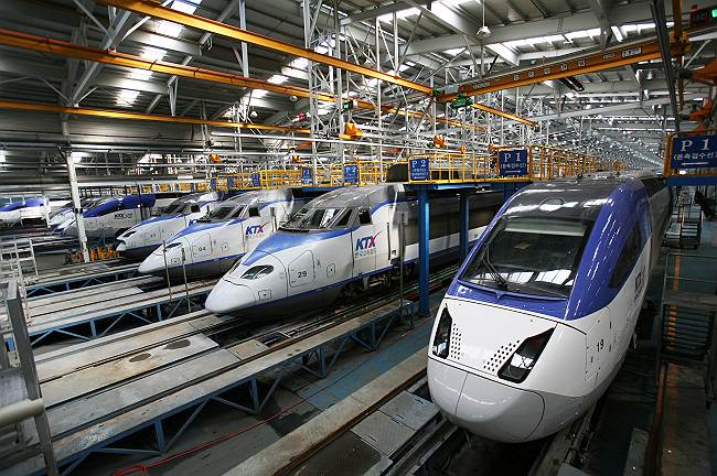 Южнокорейские поезда КТХ Sancheon имеют рабочую скорость 305 км/ч. Скоростные поезда в Южной Корее были запущены в 2004 году. Рекорд скорости для этого типа поездов составляет 352,4 км/ч
