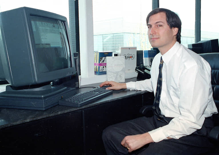 В 1984 году, после неудач с продажами Apple III и ухода из бизнеса Стивена Возняка, Джобс представил компьютер Macintosh, ставший первым ПК, использующим графический интерфейс — пользователь мог управлять компьютером, кликая мышью по значкам и элементам меню, а не вводя сложные команды с клавиатуры