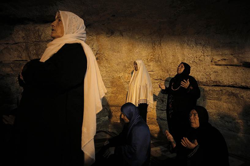 Палестинские женщины молятся в Куполе скалы в Иерусалиме