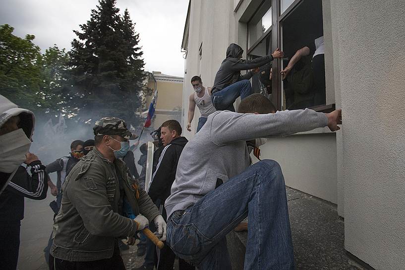 29 апреля 2014 года. Ополценцы захватили здание городской администрации Луганска