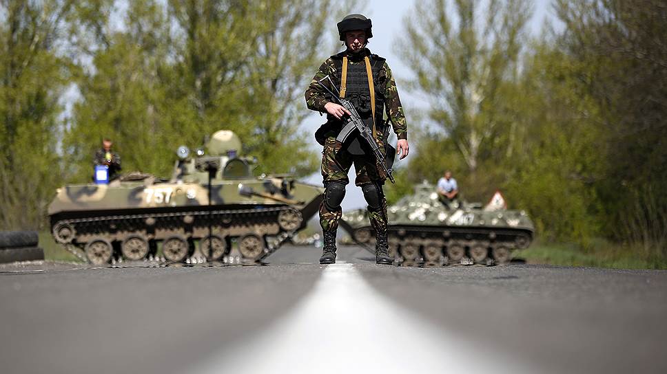 27 апреля 2014 года. Украинский солдат охраняет блокпост около деревни Малиновка, недалеко от Славянска