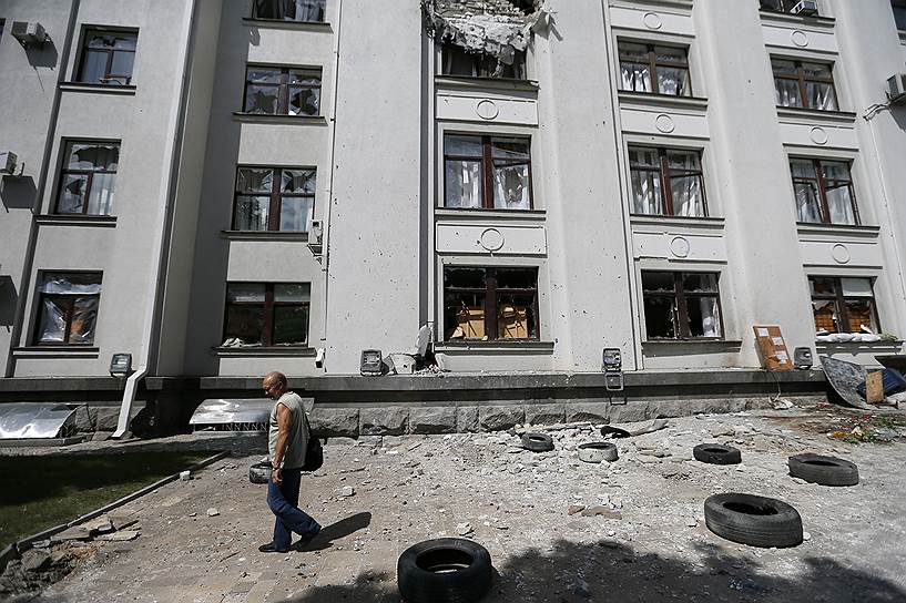 2 июня 2014 года. По зданию Луганской обладминистрации был совершен авиаудар. Погибли 5 человек. Бои в городе продолжились