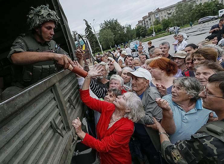 Ко 2 августа 2014 года в Луганск перестали поставляться продукты питания. В городе было отключено электроснабжение и не работала связь