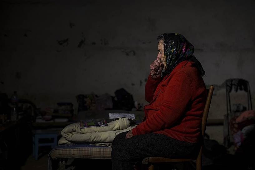 Женщина в укрытии в городе Ясиноватая Донецкой области