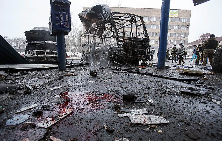 11 февраля 2015 года. По крайней мере один человек погиб, когда снаряд попал в автобусную остановку в Донецке