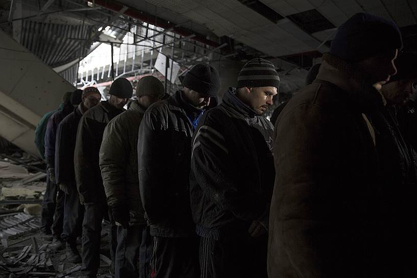 26 февраля 2015 года. Украинских военных готовят к обмену в аэропорту Донецка 