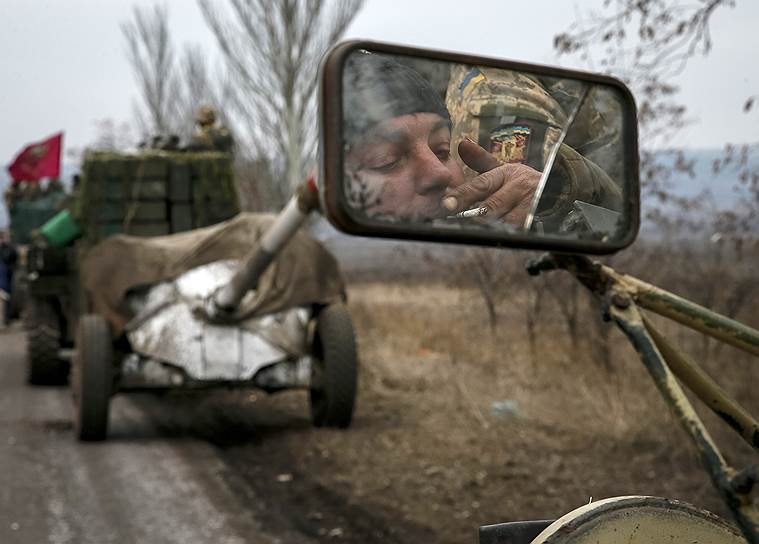 1 марта 2015 года. Силы самопровозглашенных ДНР и ЛНР объявили о завершении важного этапа реализации плана мирного урегулирования — полном отводе своих тяжелых вооружений от линии соприкосновения, причем под контролем ОБСЕ и до того, как это сделала украинская армия. Киевские власти отнеслись к заявлению ополченцев с недоверием, обвинив их в подготовке наступления сразу на трех направлениях

