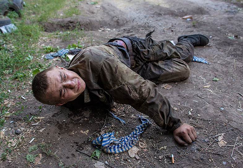 В конце июля на востоке Украины пропал фотокорреспондент МИА «Россия Сегодня» Андрей Стенин. Последним, кто видел его, был раненый украинский военный, взятый в плен в ходе боя за город Шахтерск (на фото)