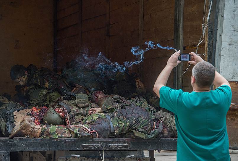 Тела погибших ополченцев батальона «Восток» у морга Калининской больницы Донецка