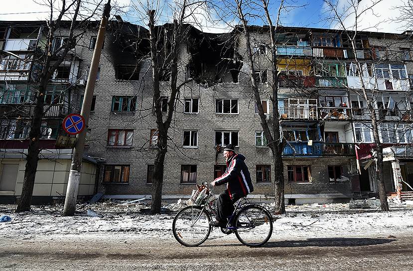 Мирные жители на улицах города после отвода тяжелых вооружений в Дебальцево