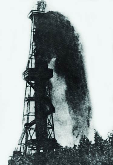 В сентябре 1944 года на Туймазинском месторождении с глубины около 1700 м был получен первый фонтан девонской нефти, открывший новые перспективы нефтедобычи в Урало-Поволжье. Развитию нефтяной промышленности в регионе способствовала эвакуация в Уфу Московского нефтяного института.