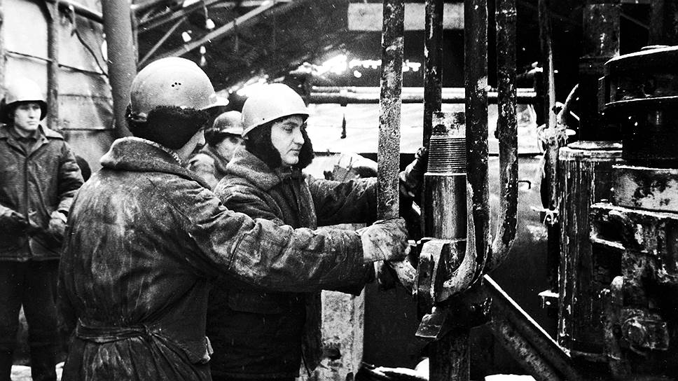 В 1937 году введен в эксплуатацию Уфимский нефтеперерабатывающий завод, на котором из ишимбайской нефти были получены первые 100 тонн прямогонного бензина