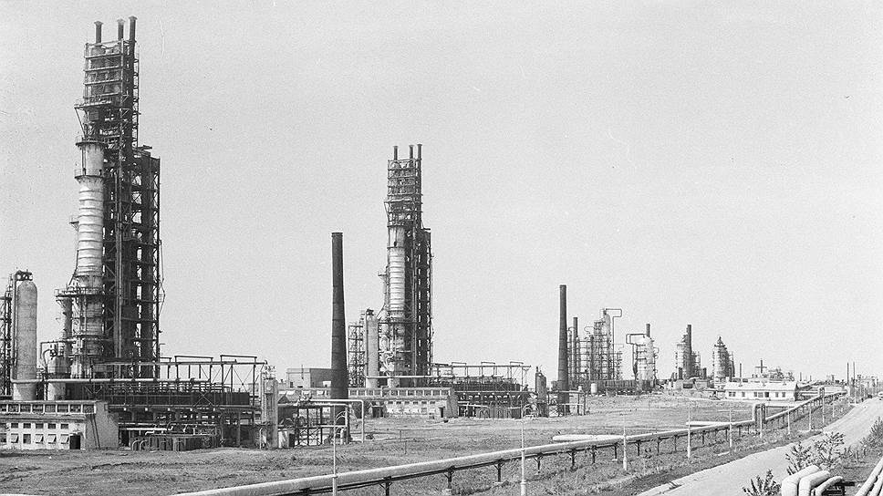 В 1957 году стартовало строительство нового предприятия уфимской группы НПЗ — завода «Уфанефтехим», которое завершилось в 1965 году. При создании предприятия акцент был сделан на углублении переработки и производстве нефтехимической продукции.