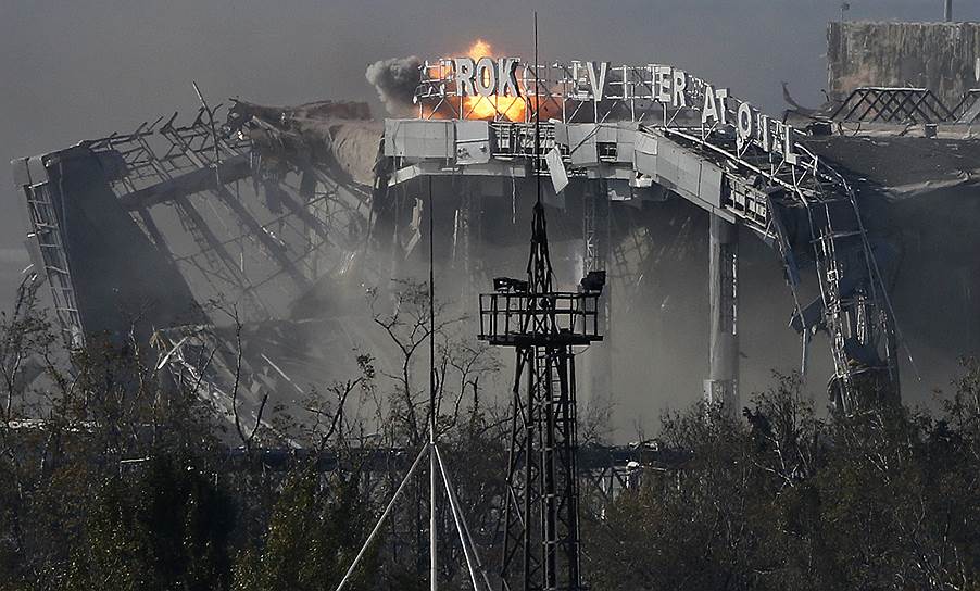 Здание основного терминала донецкого аэропорта, разрушенное в ходе боев