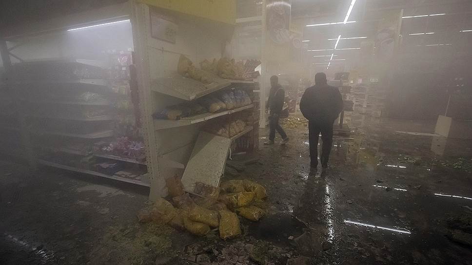 Последствия обстрела торгового центра в Донецке