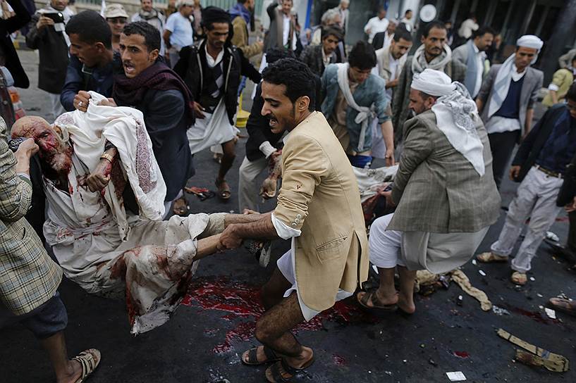 Эвакуация раненых с места атаки террориста-смертника в Сане, Йемен