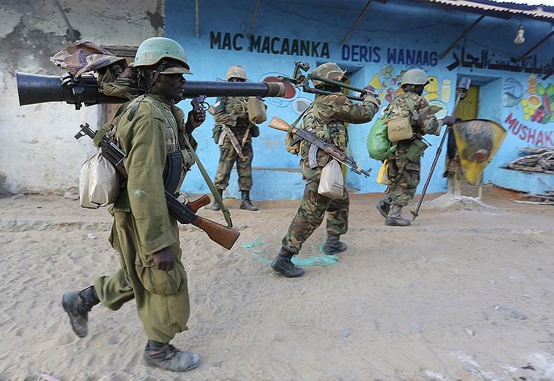 Солдаты армии Сомали и миротворцы АМИСОМ в Бараве, сомалийском порту, отбитом у боевиков исламской группировки Аш-Шабаб