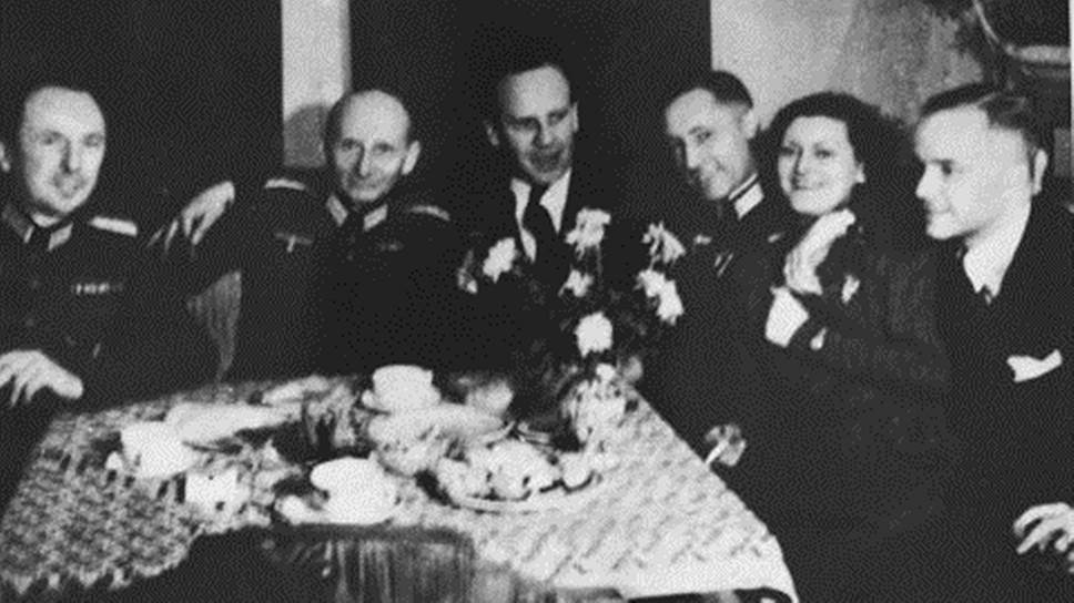 После оккупации Польши гитлеровскими войсками Шиндлер (на фото третий слева), еще в Цвитау вступивший в Партию судетских немцев (нечто вроде чешского филиала НСДАП), начал активно обзаводиться новыми знакомствами в гестапо, комендатуре, СС