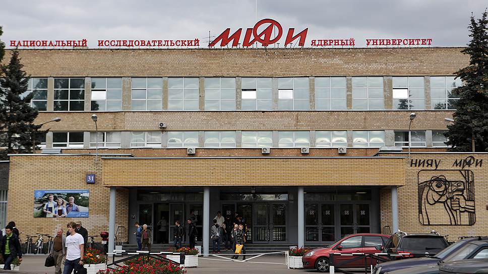7 октября. Сотрудники полиции провели обыски и выемки документов дома и в кабинете ректора Национального исследовательского ядерного университета МИФИ, члена Совета при президенте по науке, технологиям и образованию Михаила Стриханова, а также у заместителя руководителя Роскосмоса Владимира Иванова, ранее работавшего в этом университете. Пока они проходят свидетелями по делу о хищении бюджетных средств, выделенных на строительство объекта МИФИ. В университете &quot;Ъ&quot; заявили, что сами выявили злоупотребления и пытаются отсудить деньги у исполнителя контракта

