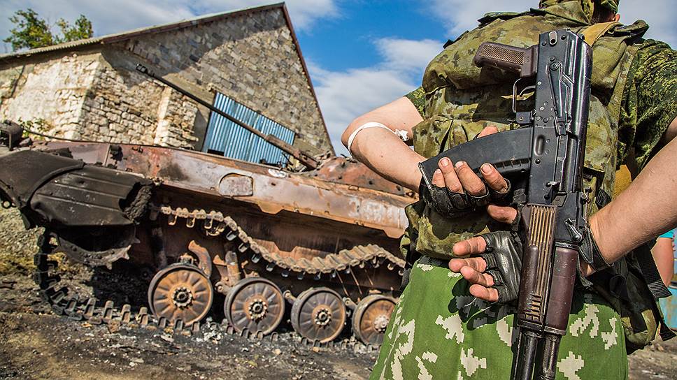 7 октября. СКР возбудил первое уголовное дело против гражданина России, участвующего в вооруженном конфликте на Украине. Обвинение в наемничестве заочно предъявлено соратнику отбывающего срок известного националиста Максима Марцинкевича (Тесак) 26-летнему Роману Железнову (Зухель)


