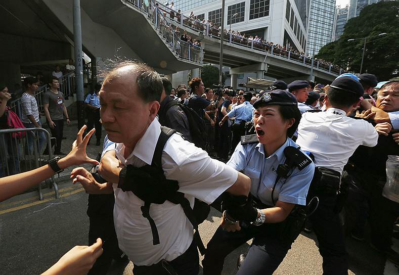 Оппоненты протестующих требуют освободить городские дороги и вернуть Гонконгу обычный ритм жизни