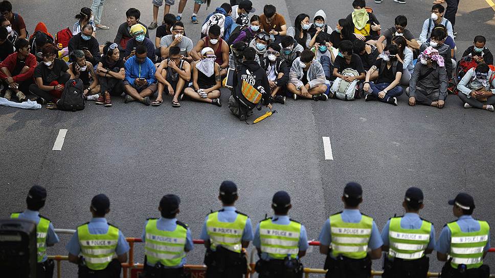 Утром полицейским удалось разобрать часть баррикад — для этого в места скопления участников акций протеста были вызваны несколько сотен сотрудников полиции